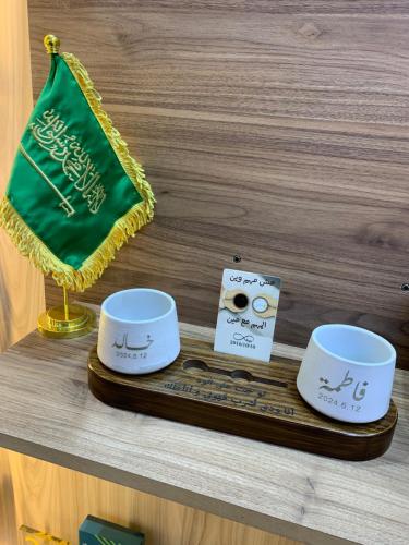 قاعدة خشبية مع كوبين +كرت اهداء