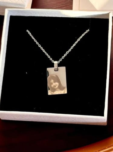 قلادة حفر الصورة و الاسم من تحب