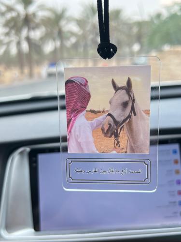 تعليقة أكريليك بصورتك وعبارتك