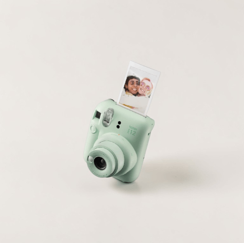 كاميرا Fujifilm Instax Mini باللون الاخضر