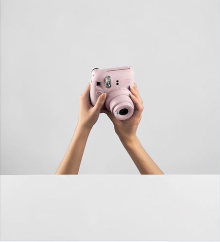 كاميرا Fujifilm Instax Mini 12 باللون الوردي