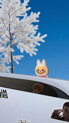 لابوبو labubu صغير يلتصق بالأجهزه والألواح