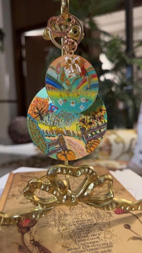 ميدالية أكليرك برسم يدوي حقول الخريف بالذهب