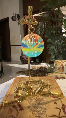 ميداليه حقول الربيع رسم بالذهب