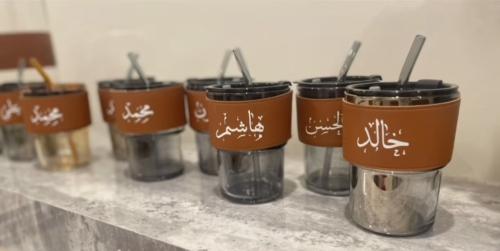 كوب الجلد الفاخر بالاسم - (عرض 1+1 مجاناً لفترة مح...
