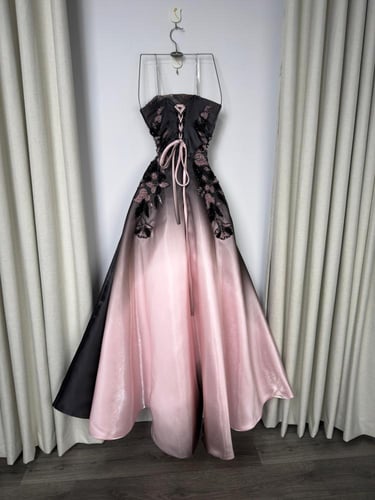 فستان يتميز بتصميمه الساحر