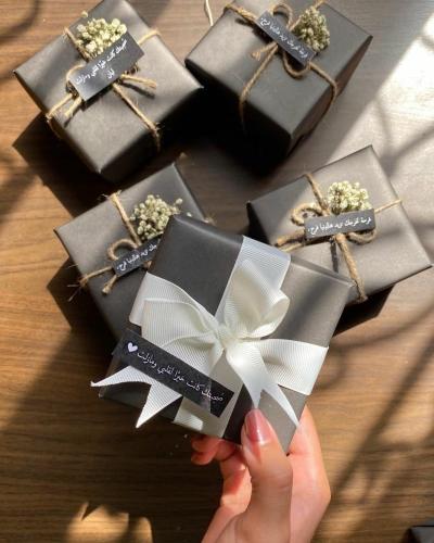 تغليف ورقي اسود مع شريطه ابيض
