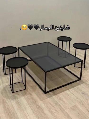 طقم طاولات 5قطع ايطار اسود سطح زجاج اسود شفاف