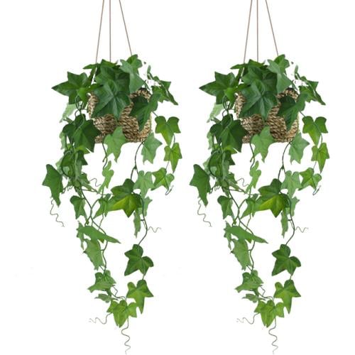 نباتات صناعية متدلية داخل سلة من القش الطبيعي