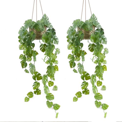 نباتات صناعية متدلية داخل سلة من القش الطبيعي