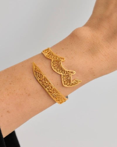 طقم اسورة وخاتم الحرف بتصمم الخط العربي _متجر تفاص...