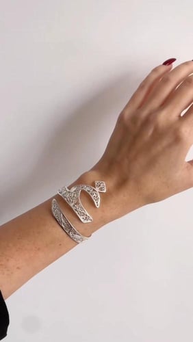 طقم اسورة وخاتم الحرف بتصمم الخط العربي _متجر تفاص...