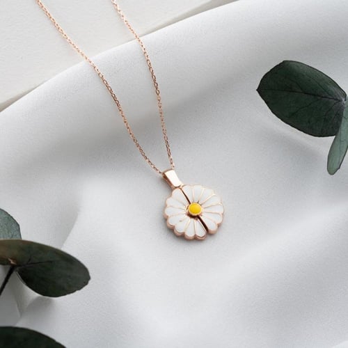 قلادة نسائية مخصصة بشكل وردة محفورة داخلها اسم من...