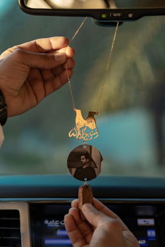 تعليقة سيارة رسمة الأيادي مع الصوره