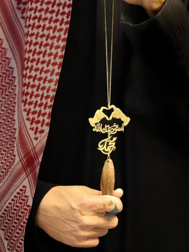 تعليقة عود ذهبية بيدين بشكل قلب