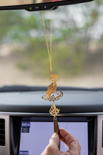 تعليقة سياره يد ماسكه ورده بكسرة العود بالاسم