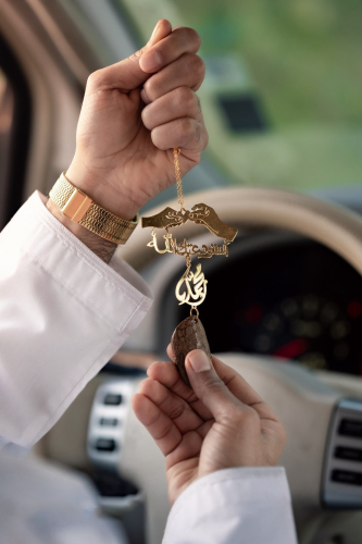 تعليقة كسرة العود بيديين ماسكين قلب