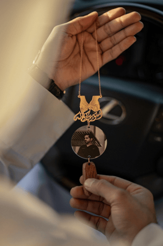 تعليقة سيارة رسمة الأيادي مع الصوره