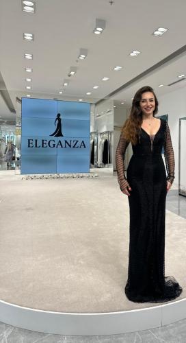 فستان سهرة بلون اسود يتميز بتطريز فاخر وجذاب