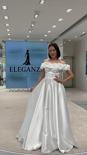 فستان بلون الابيض اللؤلؤ بنعومة الاميرات متوفر بلو...