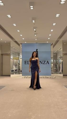 فستان من الحرير الكحلي تجمع بين الرقي والانوثة