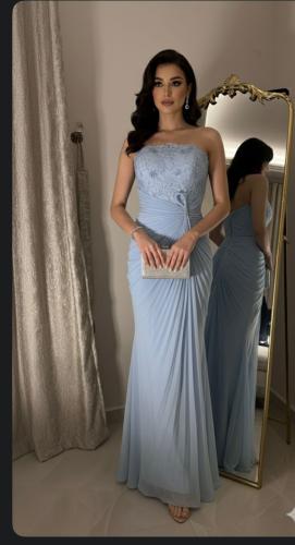 فستان سماوية تليق بالنجمة التي تبحث عن حضور انثوي...