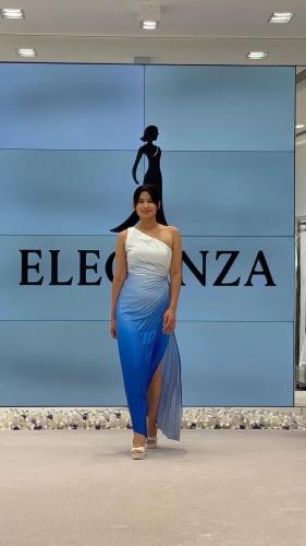 فستان بدرجات السماوي يتدرج من الابيض الى الازرق با...