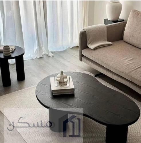 طاوله من خشب السنديان الطبيعي