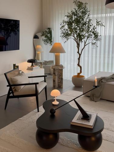 طاولة قهوة بتصميم عصري منحني باللون الأسود