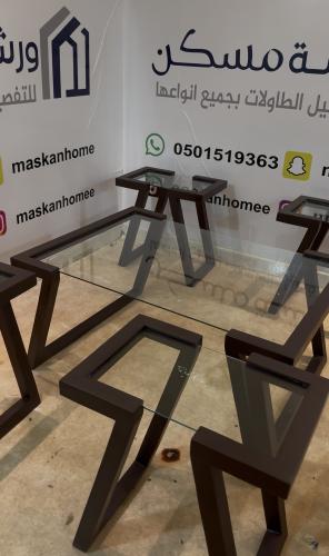 اطقم طاولات مع اربع خدمه