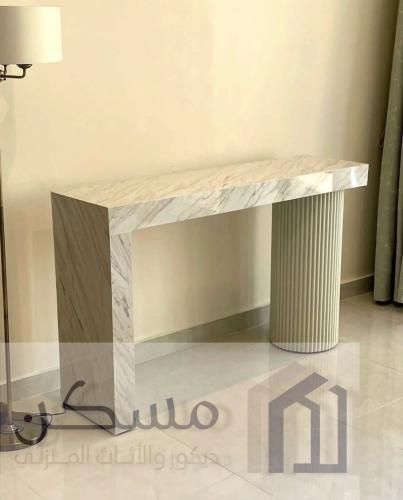 كونسول رخامي ابيض مع قاعده اسطوانية مضلعة