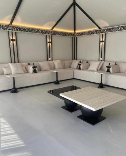 طقم طاولات بسطح بديل الرخام والزجاج 6 قطع