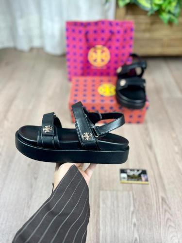 حذاء نسائي من ماركة توري بورش (Tory Burch)أسود –