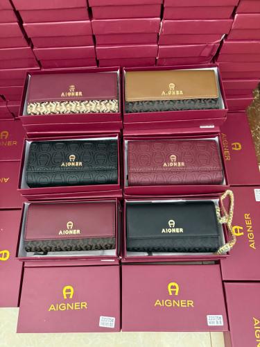 تشكيلة متنوعة من المحافظ النسائية- ماركة ايغنر (Ai...