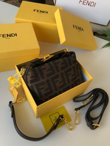 حقيبة يد نسائية من ماركة فندي (Fendi)