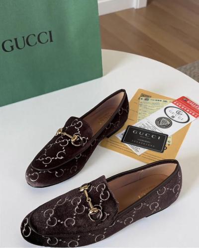 حذاء من ماركة قوتشي Gucci لوفر مخملي ب اللون البني