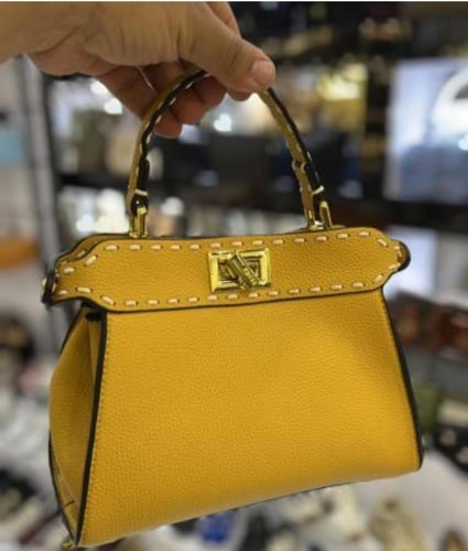 تشكيلة مختارة من حقائب اليد النسائية من ماركة فندي...