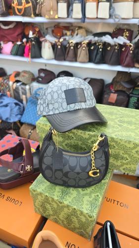 طقم Coach أسود × رمادي – كاب × شنطة