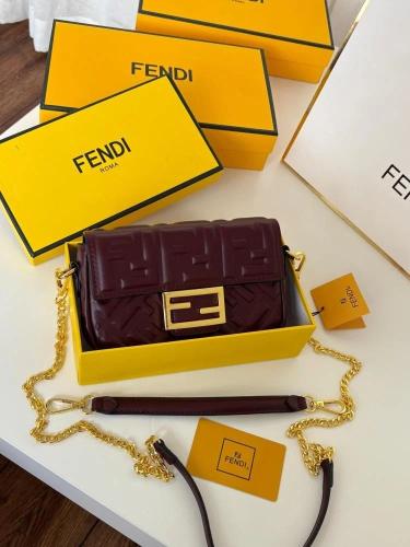 تشكيلة متنوعة من حقائب اليد النسائية من ماركة فندي...