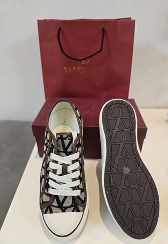 حذاء نسائي من ماركة فالنتينو(Valantino)