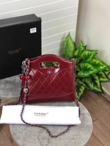 حقيبة يد نسائية من ماركة شانيل (Chanel) باللون الع...