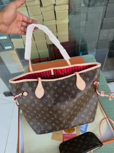 حقيبة يد نسائية من ماركة لويس فيتو Louis Vuitton