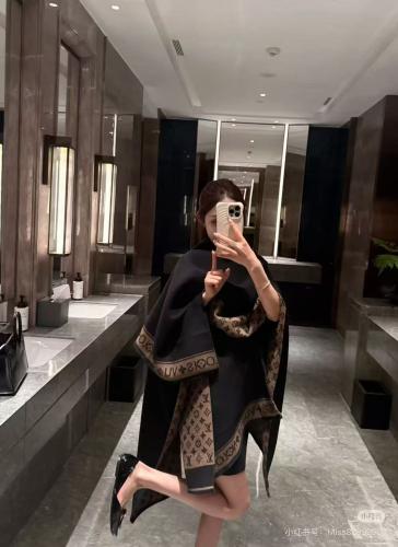 شال نسائي شتوي من ماركة لويس فيتون (Louis Vuitton)...