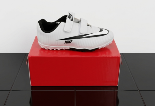 حذاء ولادي كرة قدم من ماركة نايك Nike