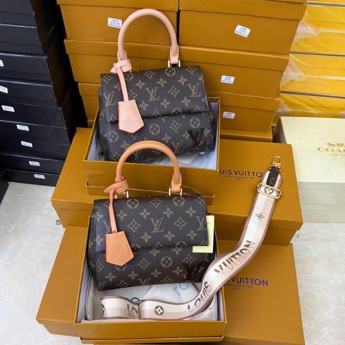 حقيبة يد نسائية من ماركة لويس فيتون(Louis Vuitton)...