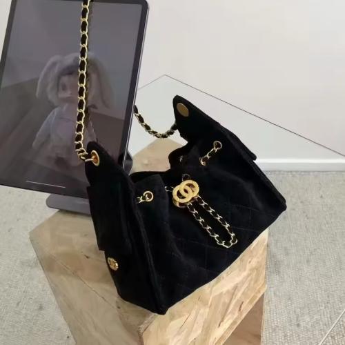 تشكيله جديدة من حقائب اليد النسائيه من ماركه شانيل...