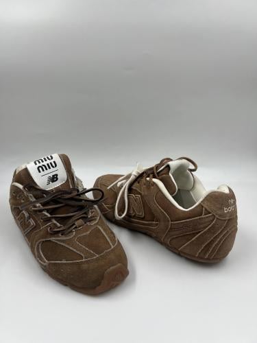 حذاء رياضي نسائي من ماركة نيوبلانس(New balance)