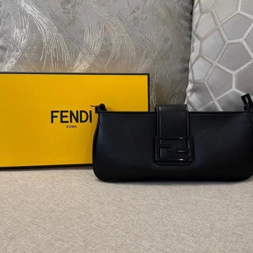 حقيبة يد نسائية من ماركة فندي