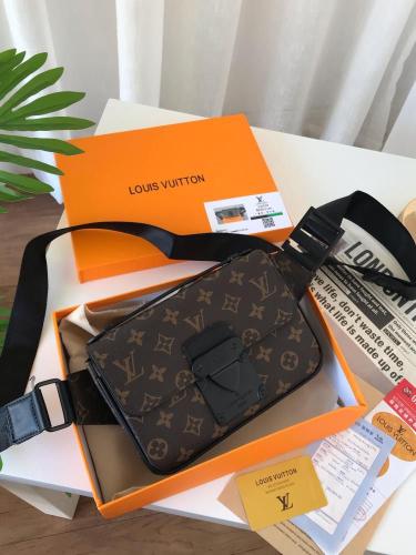 شنطة يد رجالي "S-Lock Sling Bag" من ماركة لويس فوي...