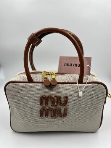 حقيبة يد نسائي من ماركة ميو ميو( Miu Miu )-بيج